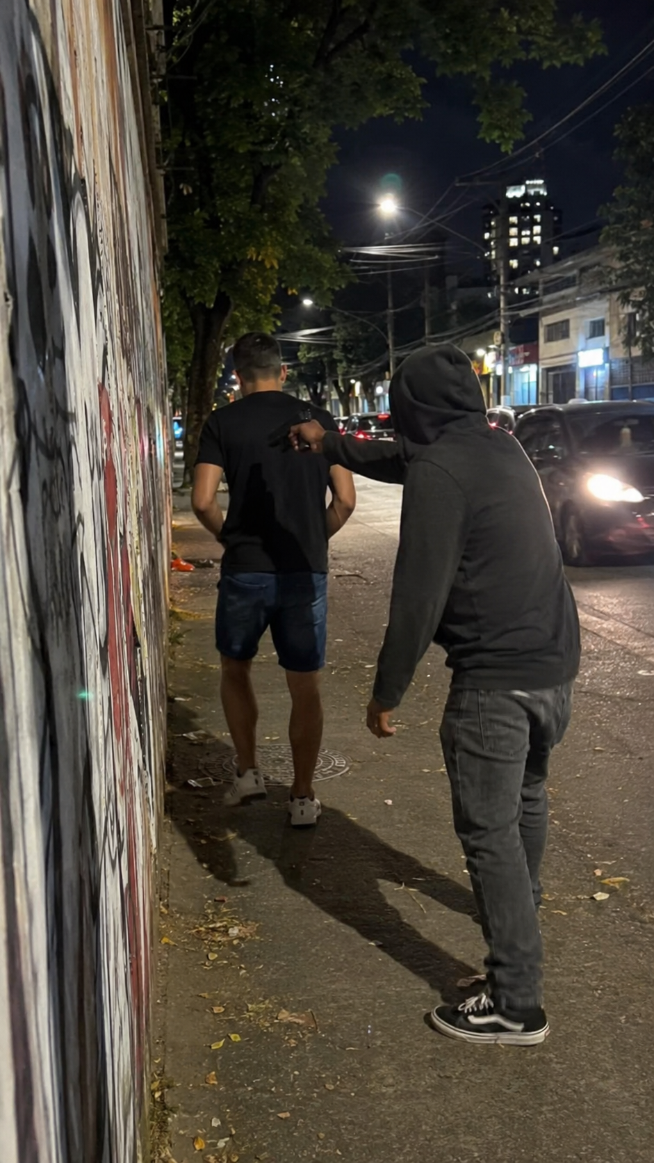 Abordagem suspeita registrada em uma calçada à noite